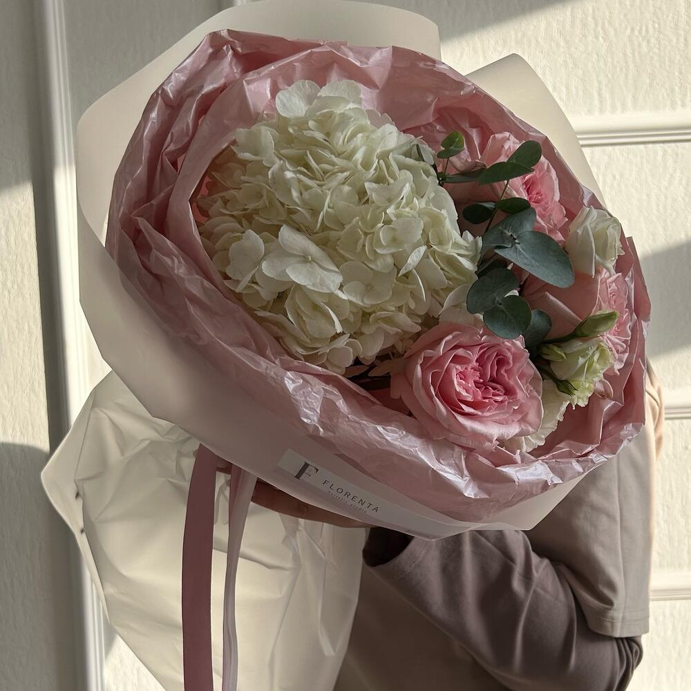 https://content2.flowwow-images.com/data/flowers/1000x1000/28/1706338412_65568128.jpg